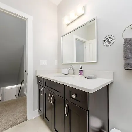 4 Bedroom 3 Bath Sleeps 10 Pet Friendly Private Backyard, 2 Car Garage, City Views, Close To All Stadiums And Casino Pittsburgh Extérieur photo