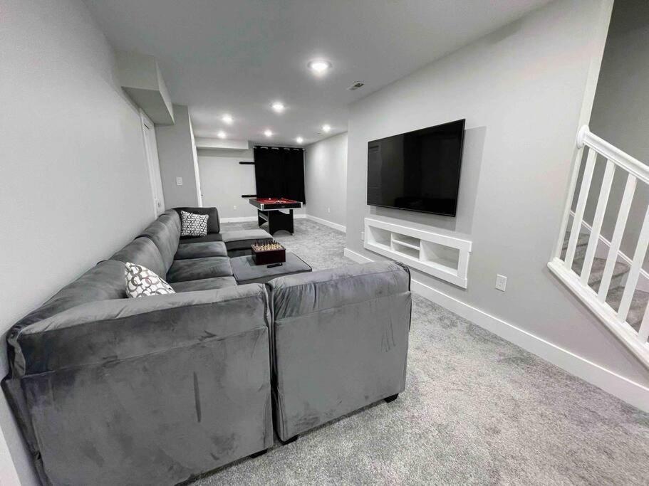 Ferienhaus 4 Bedroom 3 Bath Sleeps 10 Pet Friendly Private Backyard, 2 Car Garage, Views, Close To Stadiums And Casino Pittsburgh