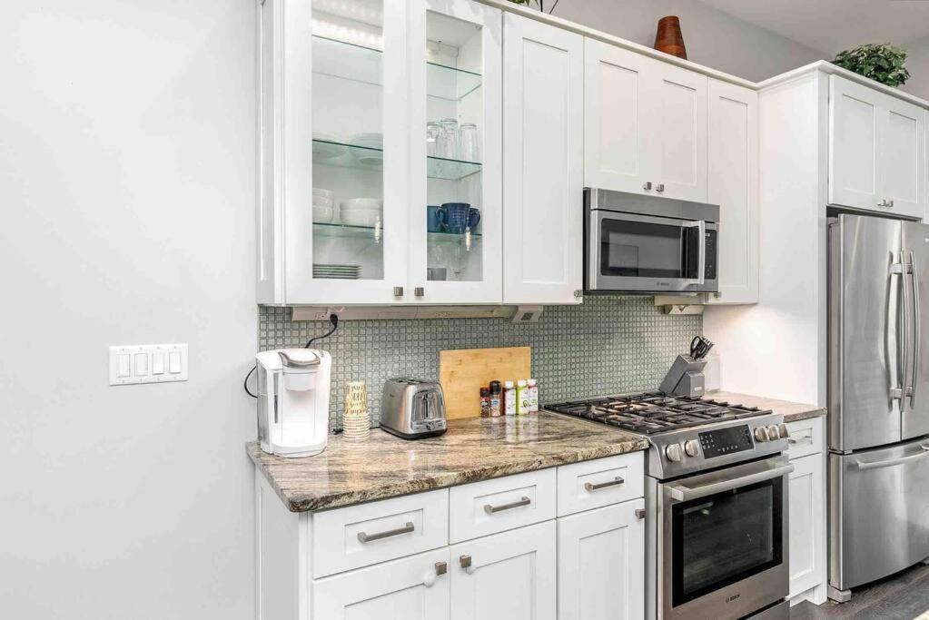 4 Bedroom 3 Bath Sleeps 10 Pet Friendly Private Backyard, 2 Car Garage, Views, Close To Stadiums And Casino *