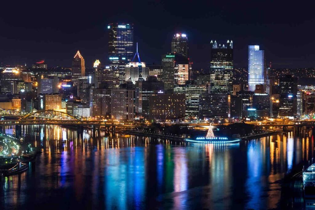 4 Bedroom 3 Bath Sleeps 10 Pet Friendly Private Backyard, 2 Car Garage, Views, Close To Stadiums And Casino Ferienhaus Pittsburgh