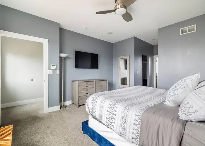 4 Bedroom 3 Bath Sleeps 10 Pet Friendly Private Backyard, 2 Car Garage, City Views, Close To All Stadiums And Casino