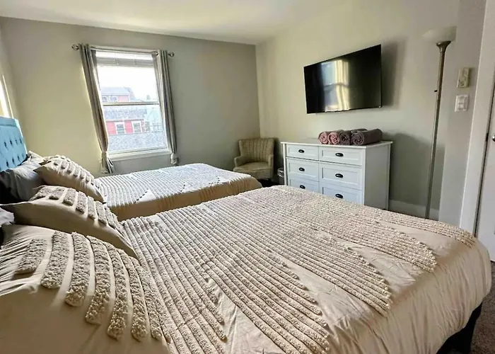4 Bedroom 3 Bath Sleeps 10 Pet Friendly Private Backyard, 2 Car Garage, City Views, Close To All Stadiums And Casino