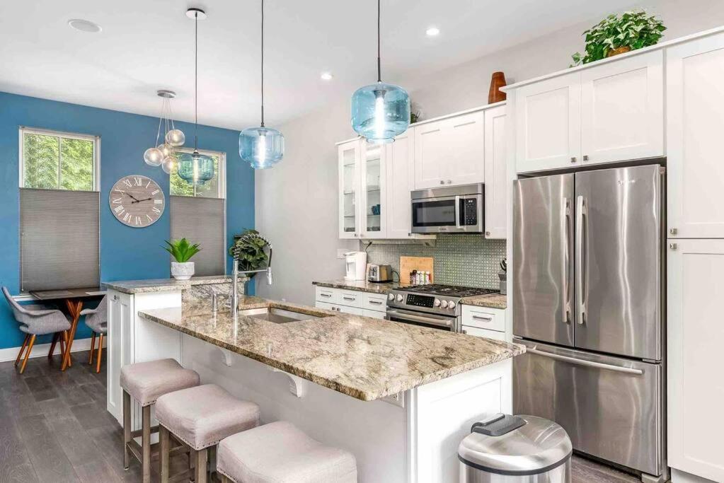 4 Bedroom 3 Bath Sleeps 10 Pet Friendly Private Backyard, 2 Car Garage, Views, Close To Stadiums And Casino