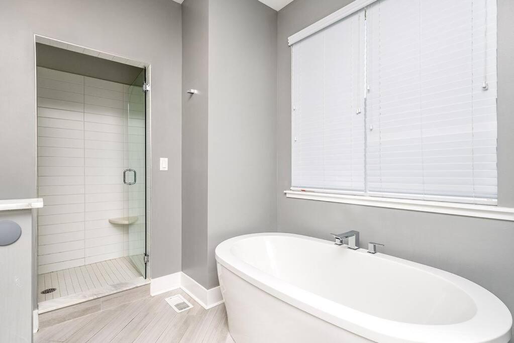4 Bedroom 3 Bath Sleeps 10 Pet Friendly Private Backyard, 2 Car Garage, Views, Close To Stadiums And Casino Hébergement de vacances