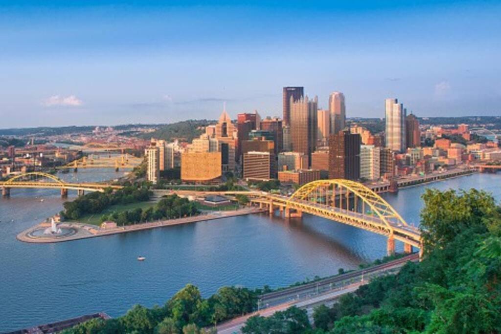 Hébergement de vacances 4 Bedroom 3 Bath Sleeps 10 Pet Friendly Private Backyard, 2 Car Garage, Views, Close To Stadiums And Casino Pittsburgh