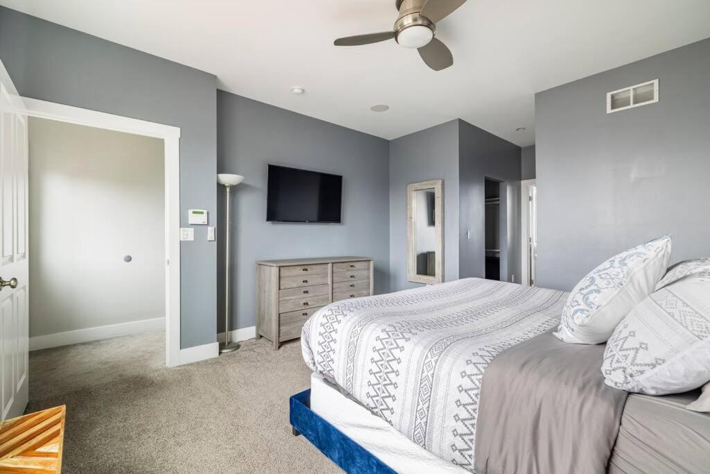 Hébergement de vacances 4 Bedroom 3 Bath Sleeps 10 Pet Friendly Private Backyard, 2 Car Garage, Views, Close To Stadiums And Casino Pittsburgh