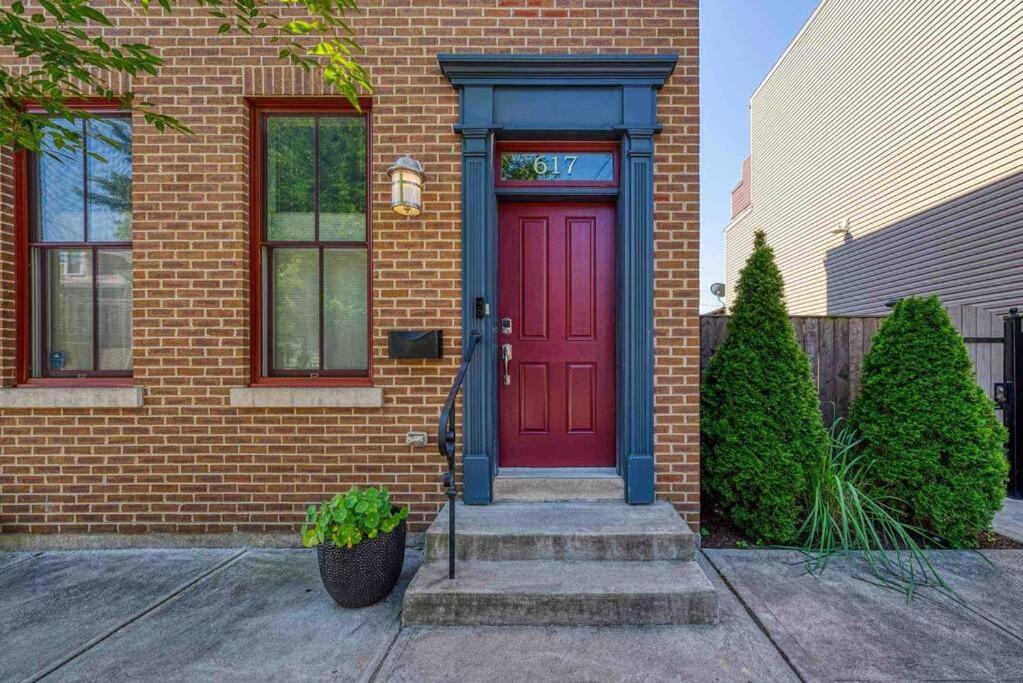 4 Bedroom 3 Bath Sleeps 10 Pet Friendly Private Backyard, 2 Car Garage, Views, Close To Stadiums And Casino Pittsburgh