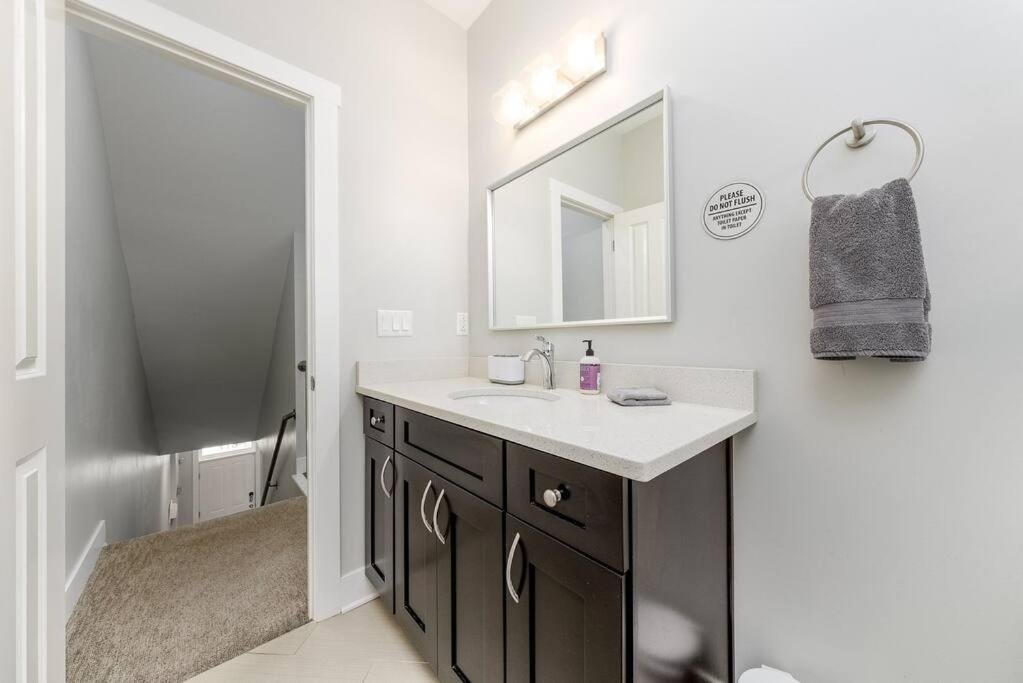 4 Bedroom 3 Bath Sleeps 10 Pet Friendly Private Backyard, 2 Car Garage, Views, Close To Stadiums And Casino Hébergement de vacances
