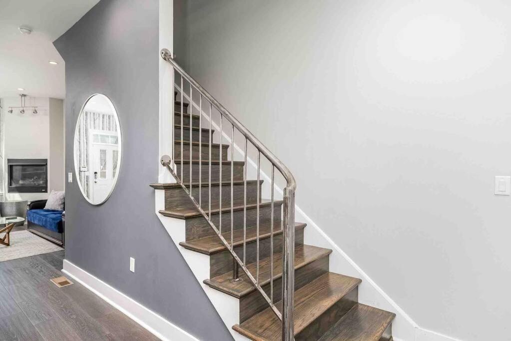 4 Bedroom 3 Bath Sleeps 10 Pet Friendly Private Backyard, 2 Car Garage, Views, Close To Stadiums And Casino Hébergement de vacances *