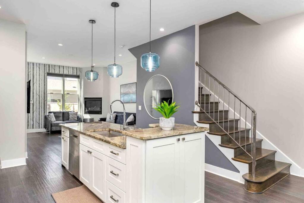 4 Bedroom 3 Bath Sleeps 10 Pet Friendly Private Backyard, 2 Car Garage, Views, Close To Stadiums And Casino Hébergement de vacances *