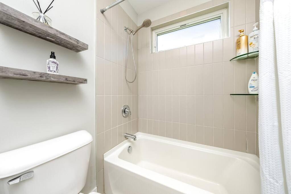 4 Bedroom 3 Bath Sleeps 10 Pet Friendly Private Backyard, 2 Car Garage, Views, Close To Stadiums And Casino Hébergement de vacances *
