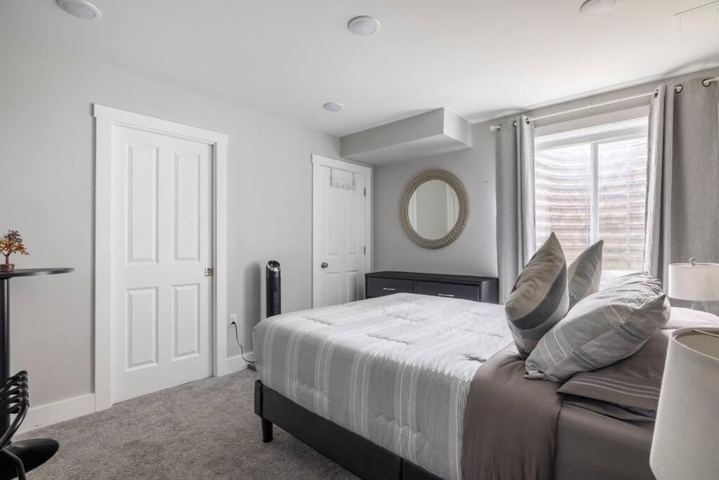 4 Bedroom 3 Bath Sleeps 10 Pet Friendly Private Backyard, 2 Car Garage, Views, Close To Stadiums And Casino