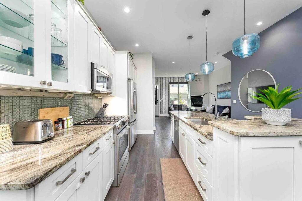 4 Bedroom 3 Bath Sleeps 10 Pet Friendly Private Backyard, 2 Car Garage, Views, Close To Stadiums And Casino Hébergement de vacances