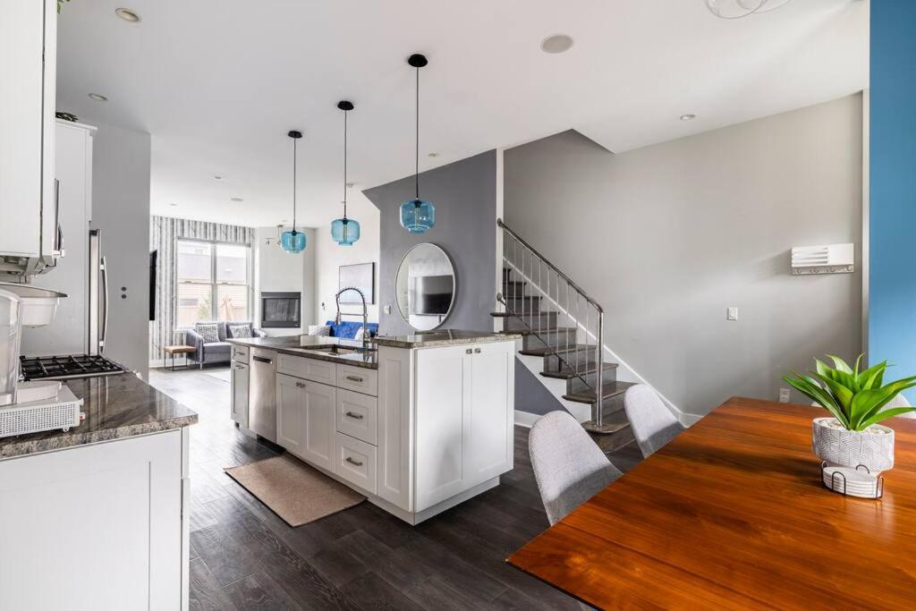 4 Bedroom 3 Bath Sleeps 10 Pet Friendly Private Backyard, 2 Car Garage, Views, Close To Stadiums And Casino