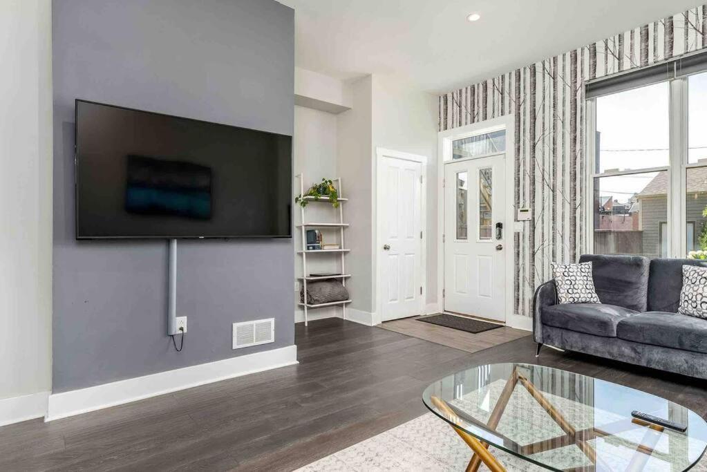 Hébergement de vacances 4 Bedroom 3 Bath Sleeps 10 Pet Friendly Private Backyard, 2 Car Garage, Views, Close To Stadiums And Casino *
