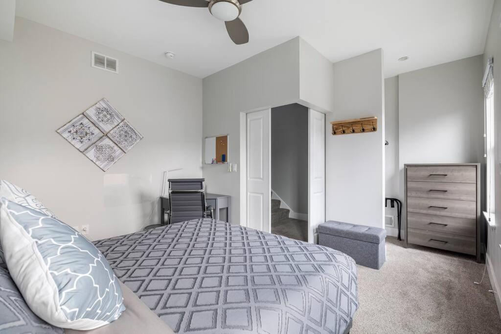 4 Bedroom 3 Bath Sleeps 10 Pet Friendly Private Backyard, 2 Car Garage, Views, Close To Stadiums And Casino Hébergement de vacances *