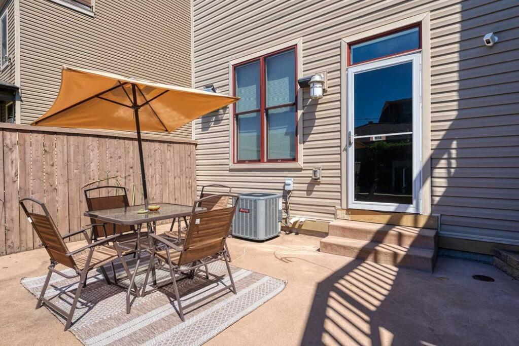 Hébergement de vacances 4 Bedroom 3 Bath Sleeps 10 Pet Friendly Private Backyard, 2 Car Garage, Views, Close To Stadiums And Casino *