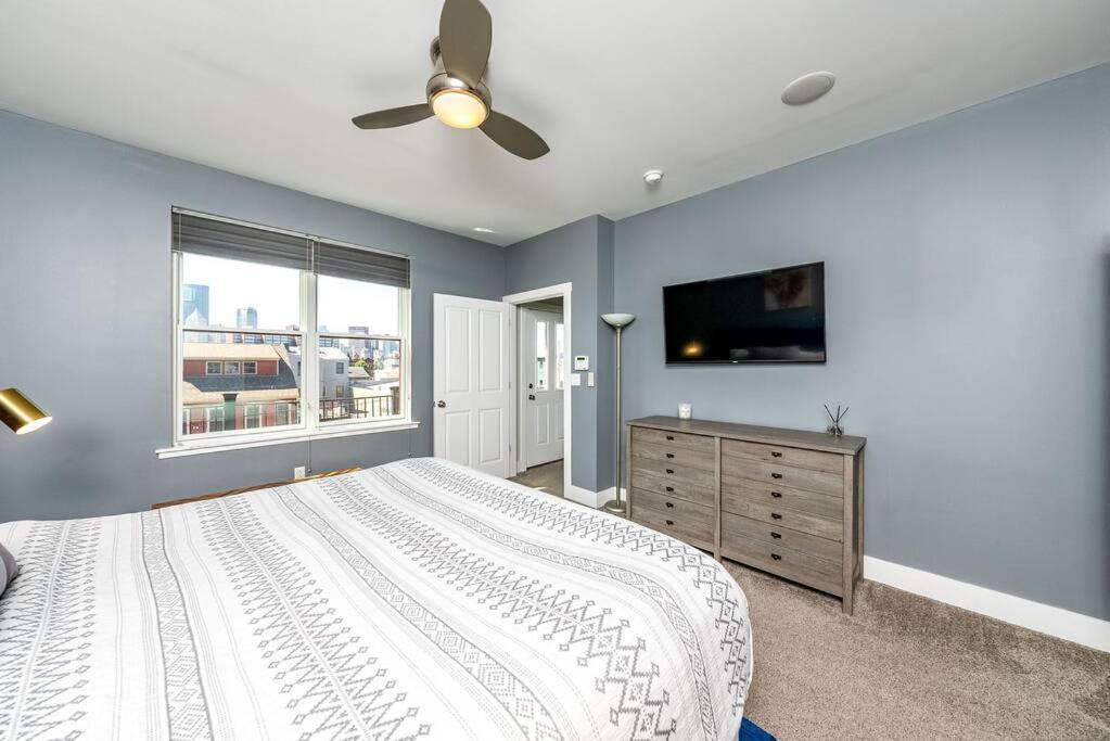 4 Bedroom 3 Bath Sleeps 10 Pet Friendly Private Backyard, 2 Car Garage, Views, Close To Stadiums And Casino Hébergement de vacances