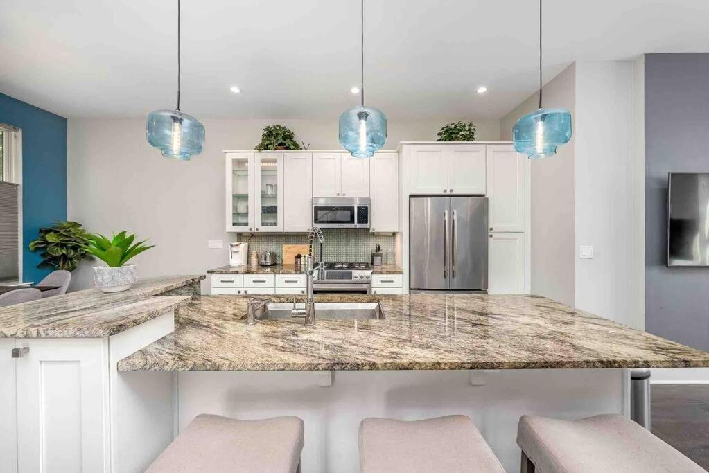 4 Bedroom 3 Bath Sleeps 10 Pet Friendly Private Backyard, 2 Car Garage, Views, Close To Stadiums And Casino *