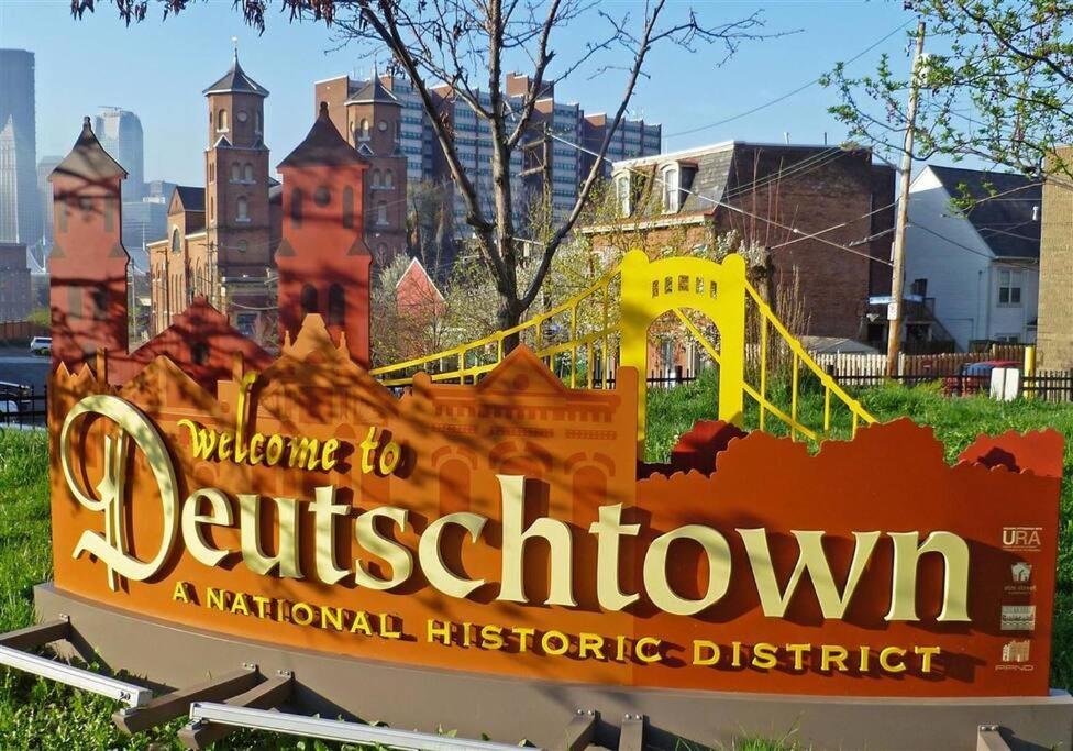 Hébergement de vacances 4 Bedroom 3 Bath Sleeps 10 Pet Friendly Private Backyard, 2 Car Garage, Views, Close To Stadiums And Casino Pittsburgh