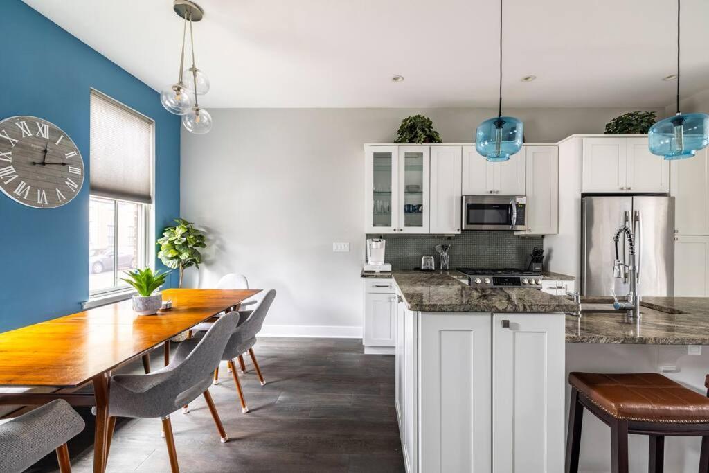Hébergement de vacances 4 Bedroom 3 Bath Sleeps 10 Pet Friendly Private Backyard, 2 Car Garage, Views, Close To Stadiums And Casino *