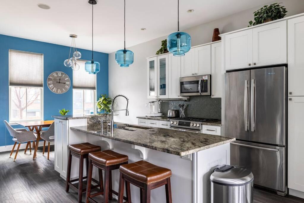4 Bedroom 3 Bath Sleeps 10 Pet Friendly Private Backyard, 2 Car Garage, Views, Close To Stadiums And Casino Hébergement de vacances *