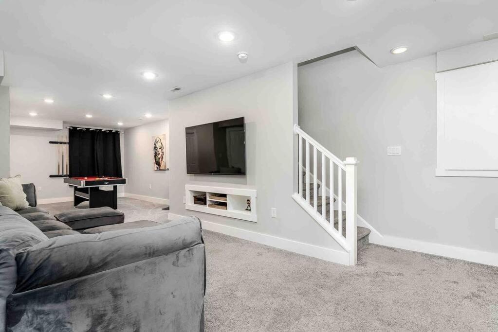4 Bedroom 3 Bath Sleeps 10 Pet Friendly Private Backyard, 2 Car Garage, Views, Close To Stadiums And Casino Hébergement de vacances