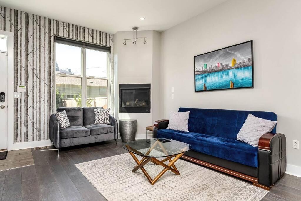 4 Bedroom 3 Bath Sleeps 10 Pet Friendly Private Backyard, 2 Car Garage, Views, Close To Stadiums And Casino * Pittsburgh