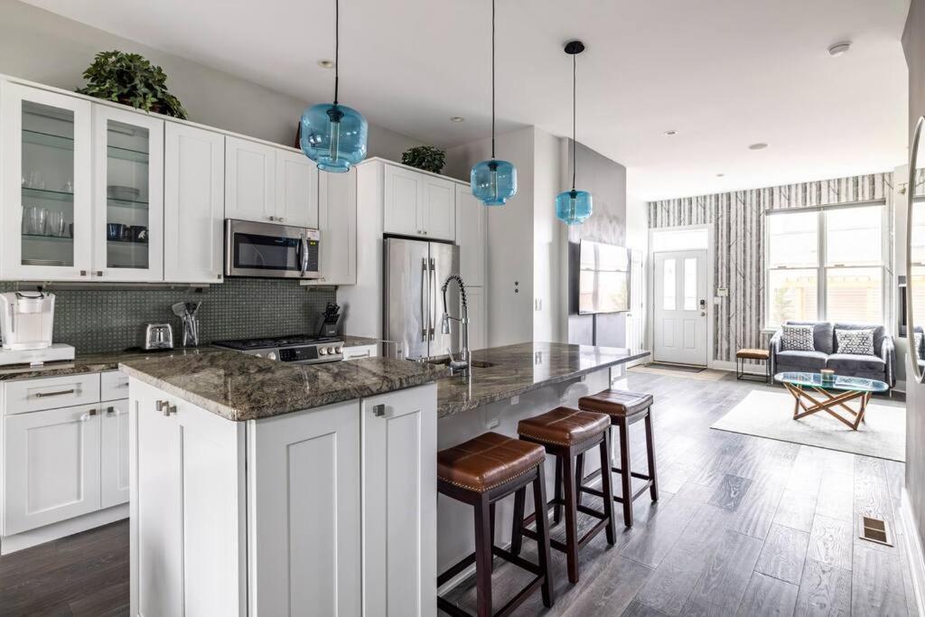 4 Bedroom 3 Bath Sleeps 10 Pet Friendly Private Backyard, 2 Car Garage, Views, Close To Stadiums And Casino