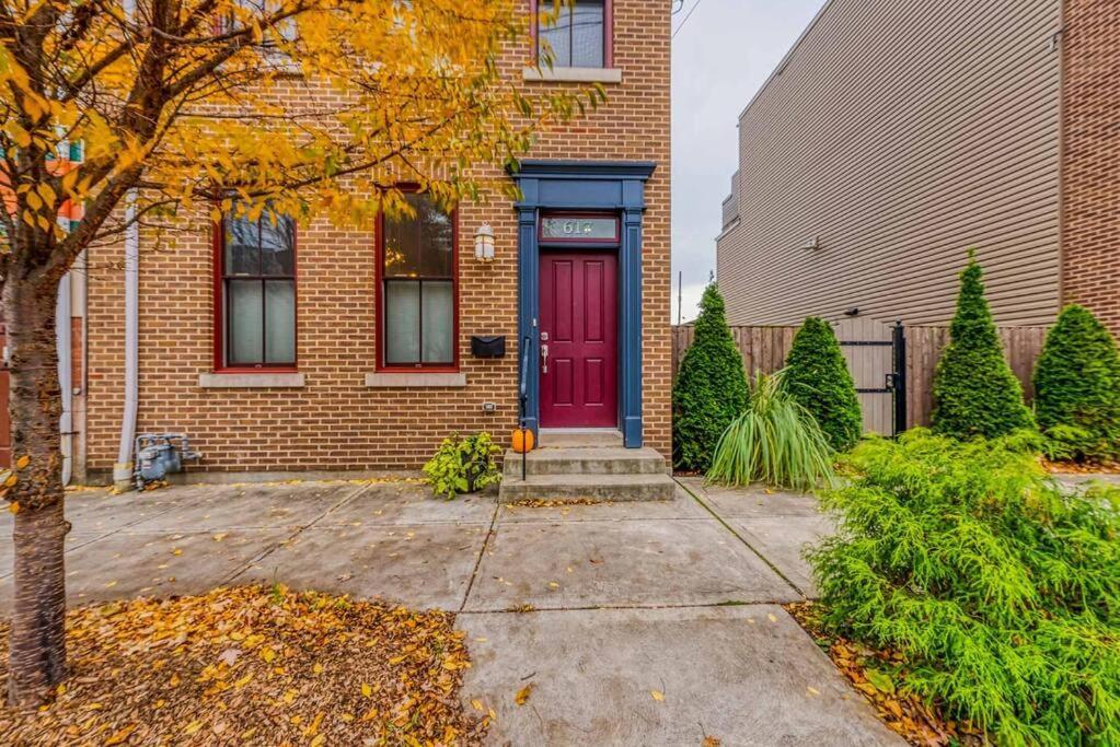 4 Bedroom 3 Bath Sleeps 10 Pet Friendly Private Backyard, 2 Car Garage, Views, Close To Stadiums And Casino