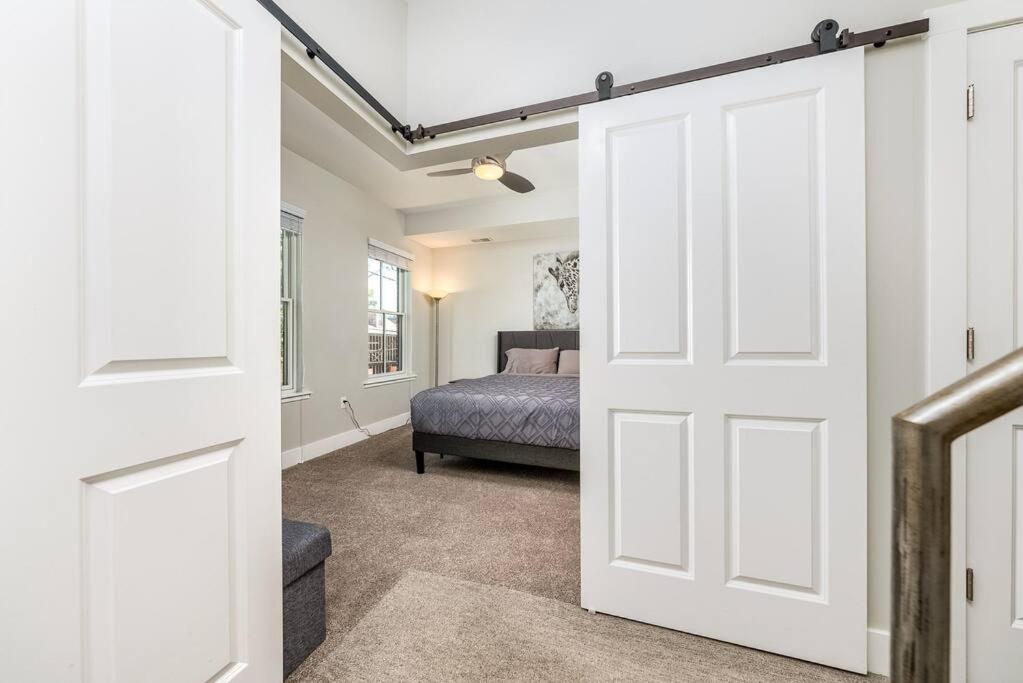 4 Bedroom 3 Bath Sleeps 10 Pet Friendly Private Backyard, 2 Car Garage, Views, Close To Stadiums And Casino * Pittsburgh