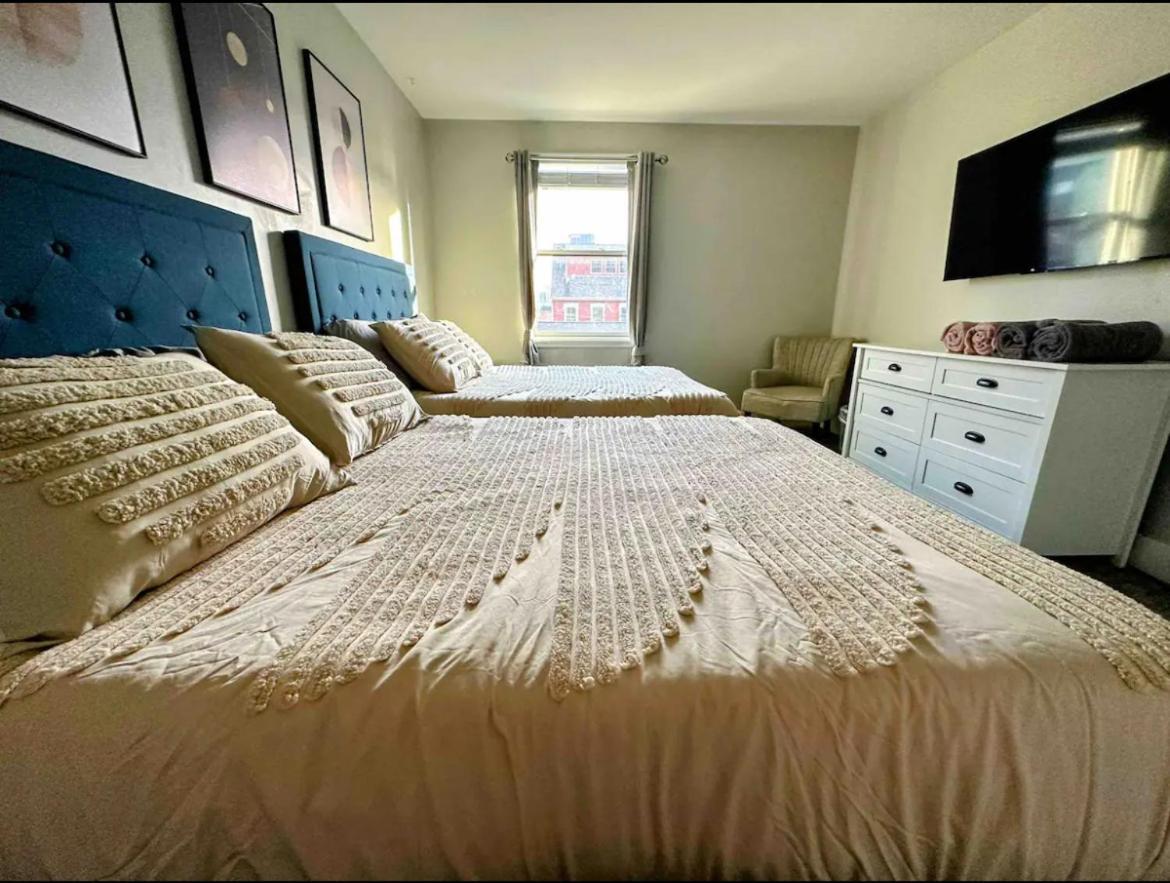 4 Bedroom 3 Bath Sleeps 10 Pet Friendly Private Backyard, 2 Car Garage, Views, Close To Stadiums And Casino Hébergement de vacances