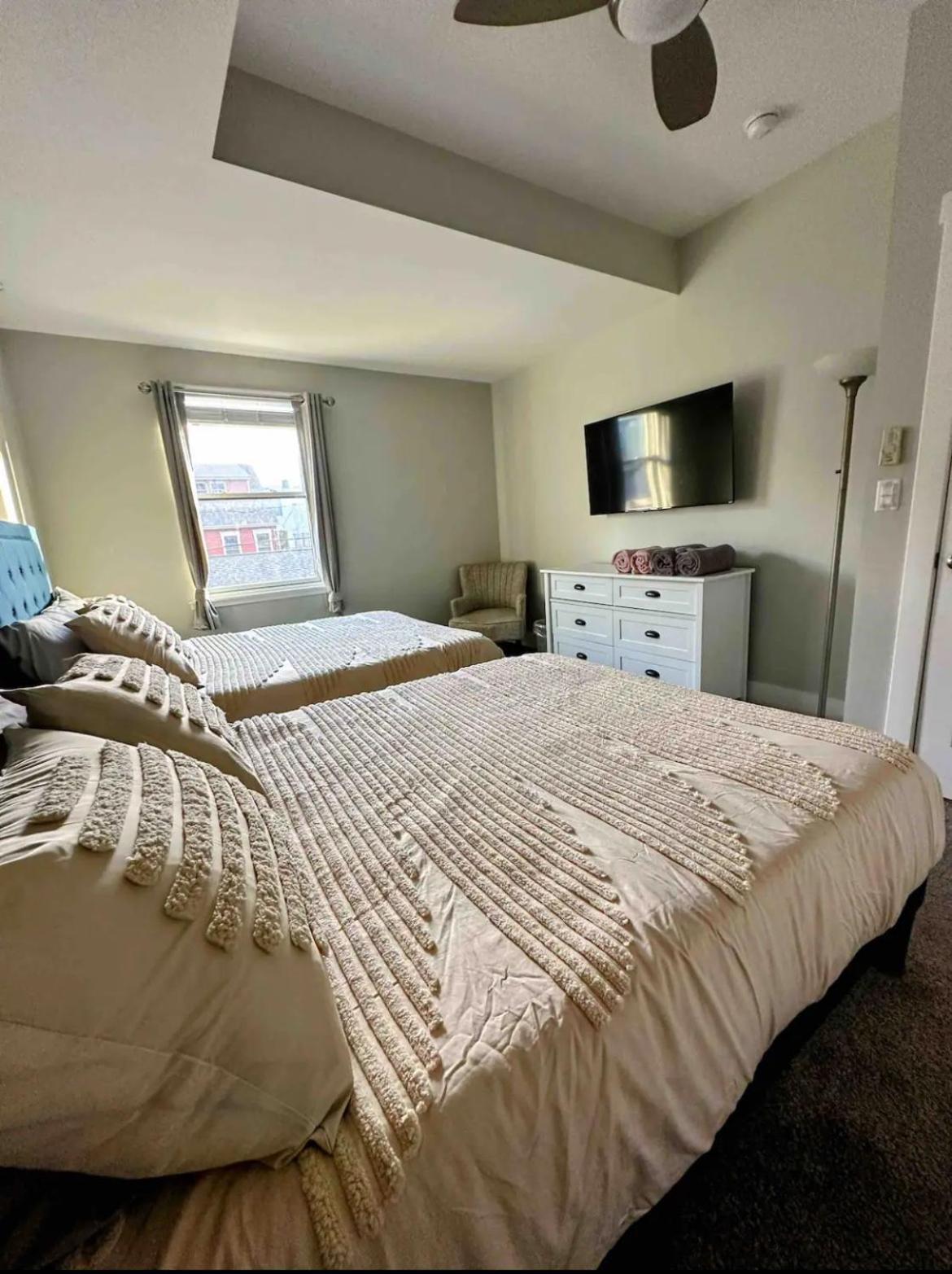 4 Bedroom 3 Bath Sleeps 10 Pet Friendly Private Backyard, 2 Car Garage, Views, Close To Stadiums And Casino Hébergement de vacances
